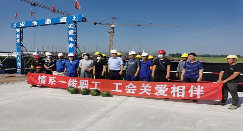 1595922914200373.jpg 【通河龍能】通河縣委副書記吳國清一行蒞臨通河縣 龍能資源再生利用有限公司開展“夏送清涼”活動 (2).jpg